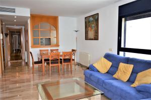 卡拉费尔Villa Service-Rodes的客厅配有蓝色的沙发和桌子