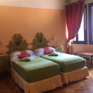 威尼斯拉维拉季图酒店的卧室设有两张单人床和窗户。