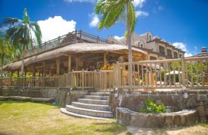 潘托皮芒日落礁石Spa度假村 的一座带楼梯的度假村,通往一座建筑