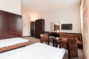 尼萨河畔亚布洛内茨莫库尔酒店 - 尼斯河畔亚布洛内茨的酒店客房配有两张床和一张书桌
