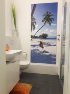 慕尼黑Top-Apartment a.d. Messe的设有带卫生间的浴室,享有海滩美景