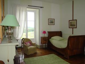 Royères-Saint-LéonardMasbareau, Demeure de Charme, B&B的卧室配有床、椅子和窗户。
