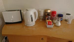 雷克雅未克阿尔巴旅馆的配有咖啡壶和烤面包机的柜台