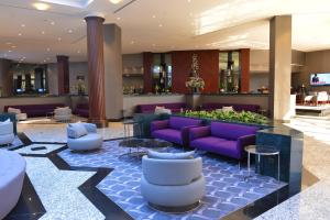 伊斯坦布尔西瓦希尔会议中心大酒店的酒店大堂设有紫色的沙发和桌子