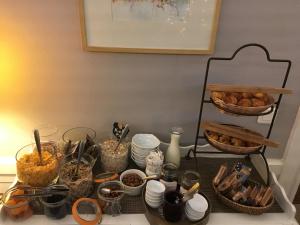 蒙彼利埃杜帕克酒店的一张桌子,上面放着一大堆食物和其他物品
