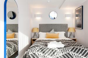 伦敦罗克韦尔东塔桥公寓式酒店的一间卧室配有一张床和两面镜子