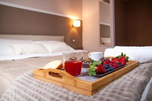 萨萨里Al Vicolo tre的床上的水果和饮料托盘