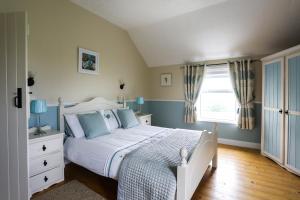 威克洛Green Meadow Farm Holiday Homes的卧室配有白色的床和窗户。