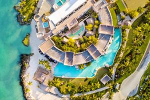 蓬塔卡纳Sanctuary Cap Cana, a Luxury Collection All-Inclusive Resort, Dominican Republic的海滩上的度假村的空中景致