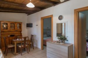 普罗斯西托角Villetta Lana 2SX的厨房以及带桌椅的用餐室。