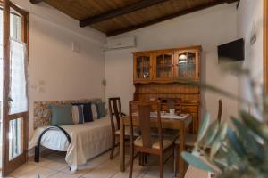 普罗斯西托角Villetta Lana 2SX的客厅配有桌子和床。