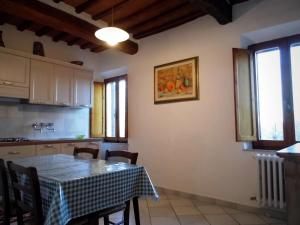 蒙特普齐亚诺CASA SERENA的厨房以及带桌椅的用餐室。