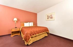 SpringervilleTravel Inn & Suite的酒店客房,设有床铺和床头柜