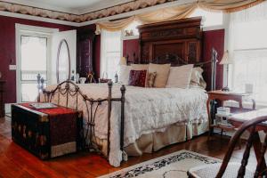 斯蒂尔沃特Aurora Staples Inn的一间卧室配有一张带天蓬的大床