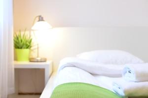 弗罗茨瓦夫翁德酒店及商务中心的一间卧室配有带毛巾和台灯的床