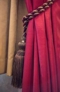 伦敦蒙塔纳酒店的红窗帘的缝合