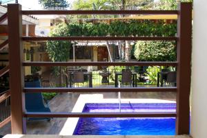圣萨尔瓦多Las Magnolias Hotel Boutique的从房子的阳台上可欣赏到游泳池的景色
