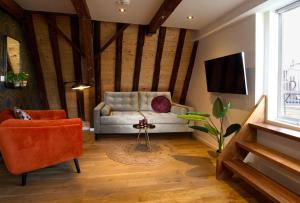 哈莱姆Haarlem Hotel Suites的带沙发和电视的客厅