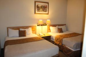 圣萨尔瓦多地中海广场酒店的酒店客房带两张床和电话