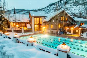 范尔韦尔拉奇特俱乐部酒店的一座房子前面的雪覆盖的游泳池