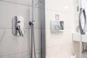 雅典Fix Divine Apartment的浴室设有淋浴,墙上配有电话