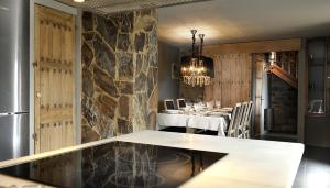 普奇塞达La Caseta de Queixans的一间设有桌子和石墙的用餐室