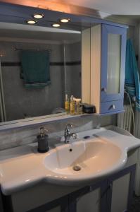 塞萨洛尼基Spacious Apartment的一间带水槽和镜子的浴室