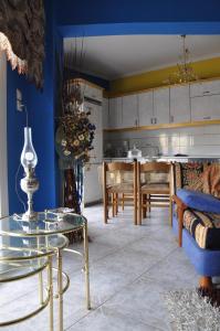 塞萨洛尼基Spacious Apartment的厨房以及带桌椅的用餐室。