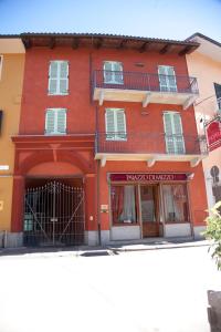卡鲁帕拉索迪梅佐酒店的街道上带阳台的红色建筑