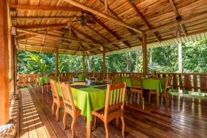乌维塔拉库西加旅社的木甲板上设有绿色桌椅的餐厅