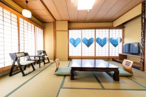 京都山田屋旅馆的配有桌椅和窗户的窗户。