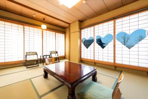京都山田屋旅馆的客房设有桌椅和窗户。
