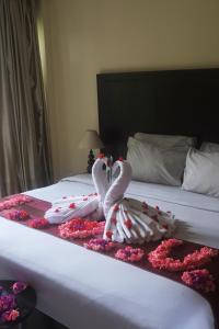 库塔苏里斯精品酒店的两只天鹅用床上的花朵制成