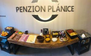 PlániceJEZ&SPI Plánice的标牌前有食物的桌子