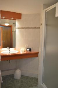 Dabo孚日之家酒店的一间带水槽和镜子的浴室