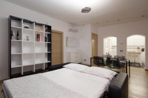 蒙特罗索阿尔马雷Appartamento Principe的一间带大床的卧室和一间餐厅