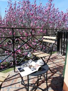 圣让-德吕兹尚塔克高尔夫康体酒店的庭院里摆放着粉红色花卉,设有桌子和长凳