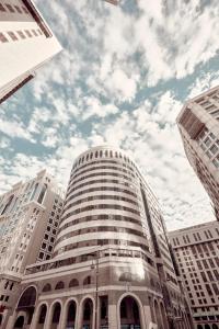 麦地那Frontel Al Harithia Hotel的一座高大的建筑,背后是天空