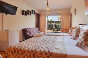 弗利康弗拉克海之洋旅行公寓式酒店的一间卧室配有一张大床和电视