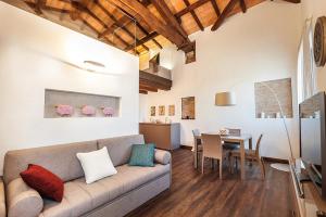 OstigliaLocanda Bepa的客厅配有沙发和桌子