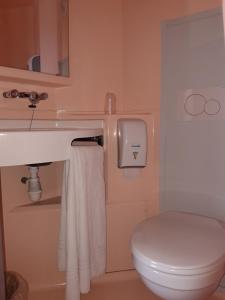 列日烈日如家经典鲁克酒店的浴室配有白色水槽和卫生间。