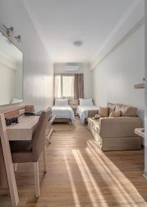 雅典阿塔洛斯酒店的一间带两张床和一张沙发的客厅