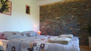 罗维尼Guest house Korado的一间卧室设有一张床和砖墙