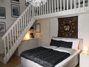 万塔Lovely Mint Garden Studio的一间卧室设有一张床和一个楼梯