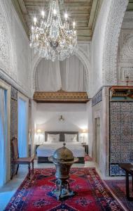 突尼斯达奔嘎森旅馆的一间带一张床和吊灯的大卧室