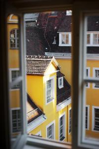 莱比锡弗雷格豪斯酒店的从窗口可欣赏到黄色建筑的景色