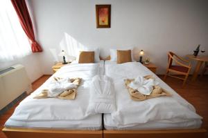 Panorama Hotel Noszvaj客房内的一张或多张床位