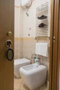 那不勒斯Campi Flegrei House的浴室配有白色水槽和卫生间。
