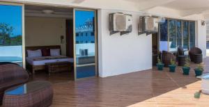 迪亚尼海滩Seaclusion Diani的客房设有带一张床和椅子的阳台。