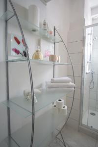 斯普利特Jelena Apartment的带淋浴的浴室内的玻璃架